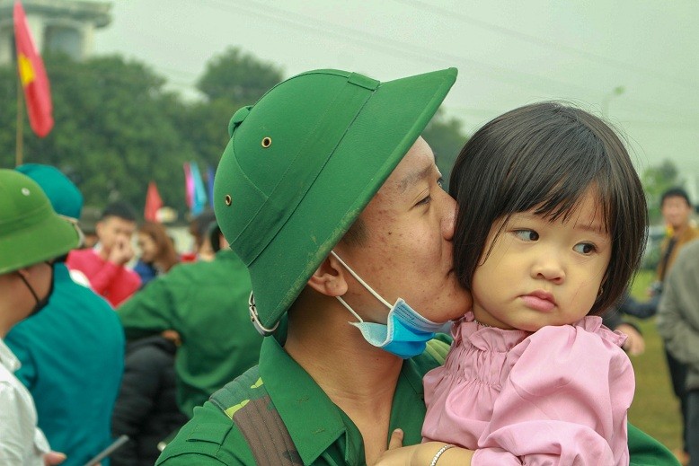 Giây phút bịn rịn chia tay người thân của các tân binh. 