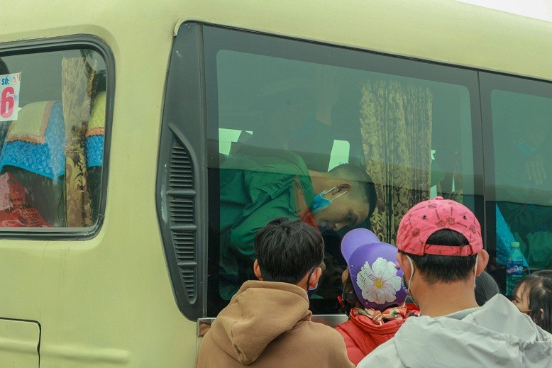 Xa người thân, xa gia đình, bạn bè để lên đường nhập ngũ, nhiều chàng trai không tránh khỏi sự bịn rịn...