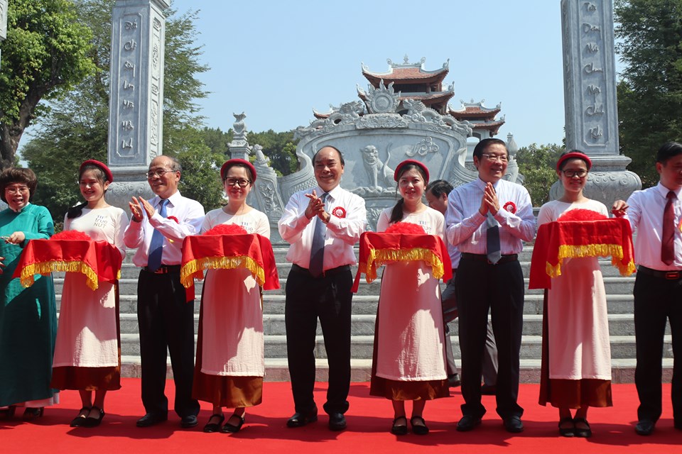 Tin nhanh - Thủ tướng Nguyễn Xuân Phúc dự lễ khánh thành Đền thờ gia tiên Chủ tịch Hồ Chí Minh