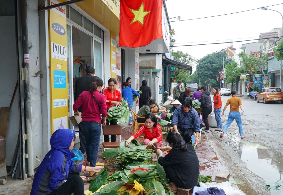 Tin nhanh - Phụ nữ xứ Nghệ “gác niềm vui riêng” để kêu gọi, hỗ trợ bà con vùng lũ