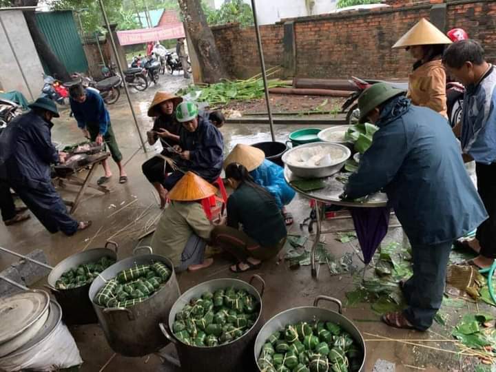 Tin nhanh - Ấm lòng người dân xứ Nghệ gói bánh chưng tiếp tế bà con vùng lũ lụt (Hình 3).