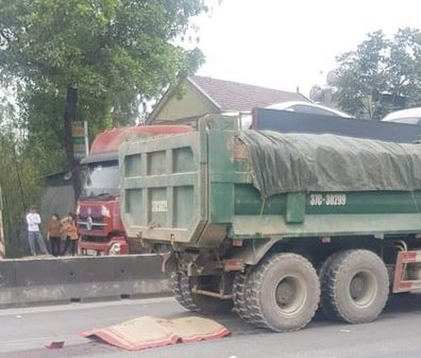 Tin nhanh - Xe ben kéo xe máy vào gầm khiến 1 người đàn ông tử vong tại chỗ