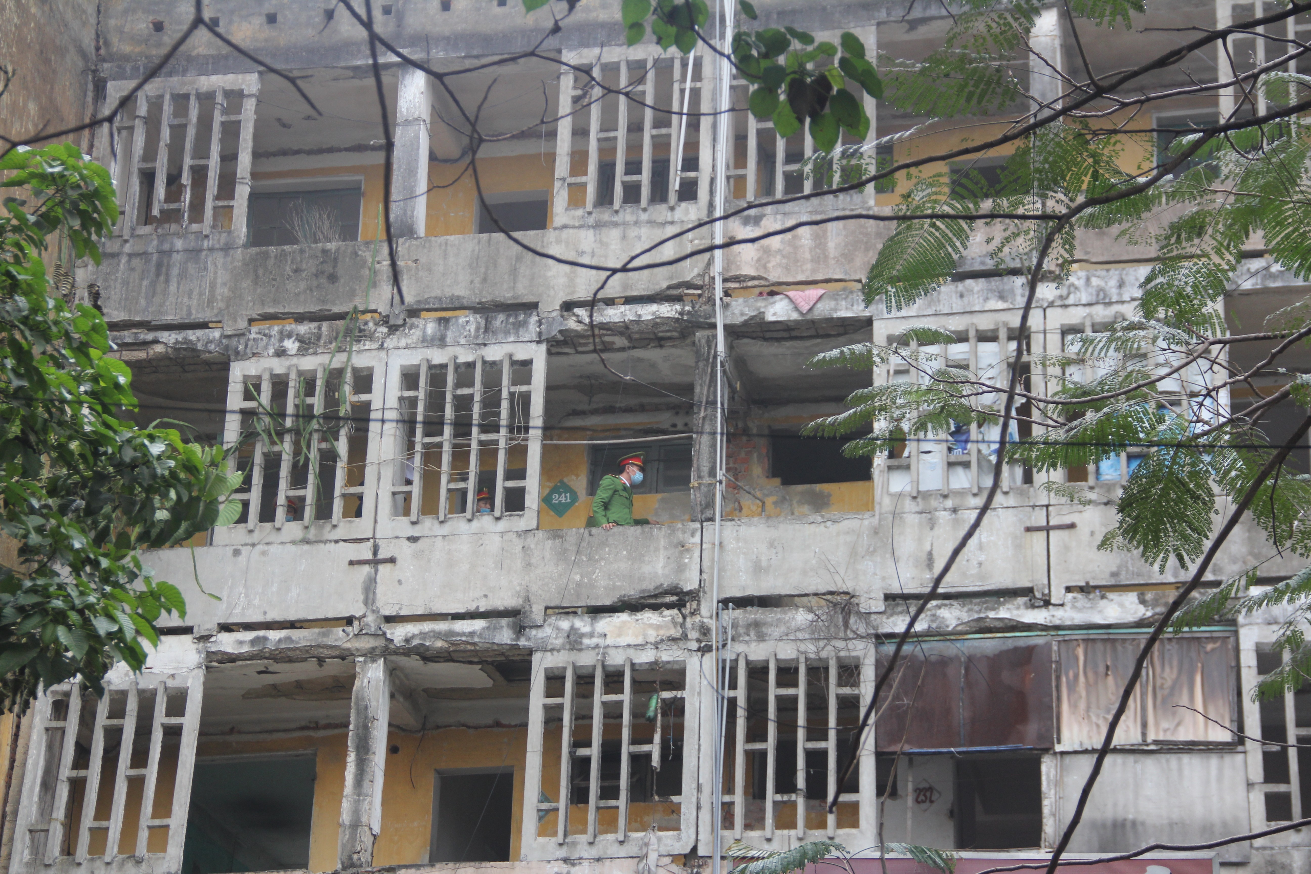 Tin nhanh - Nghệ An: Cưỡng chế phá dỡ chung cư hơn 40 năm tuổi sắp sập (Hình 3).