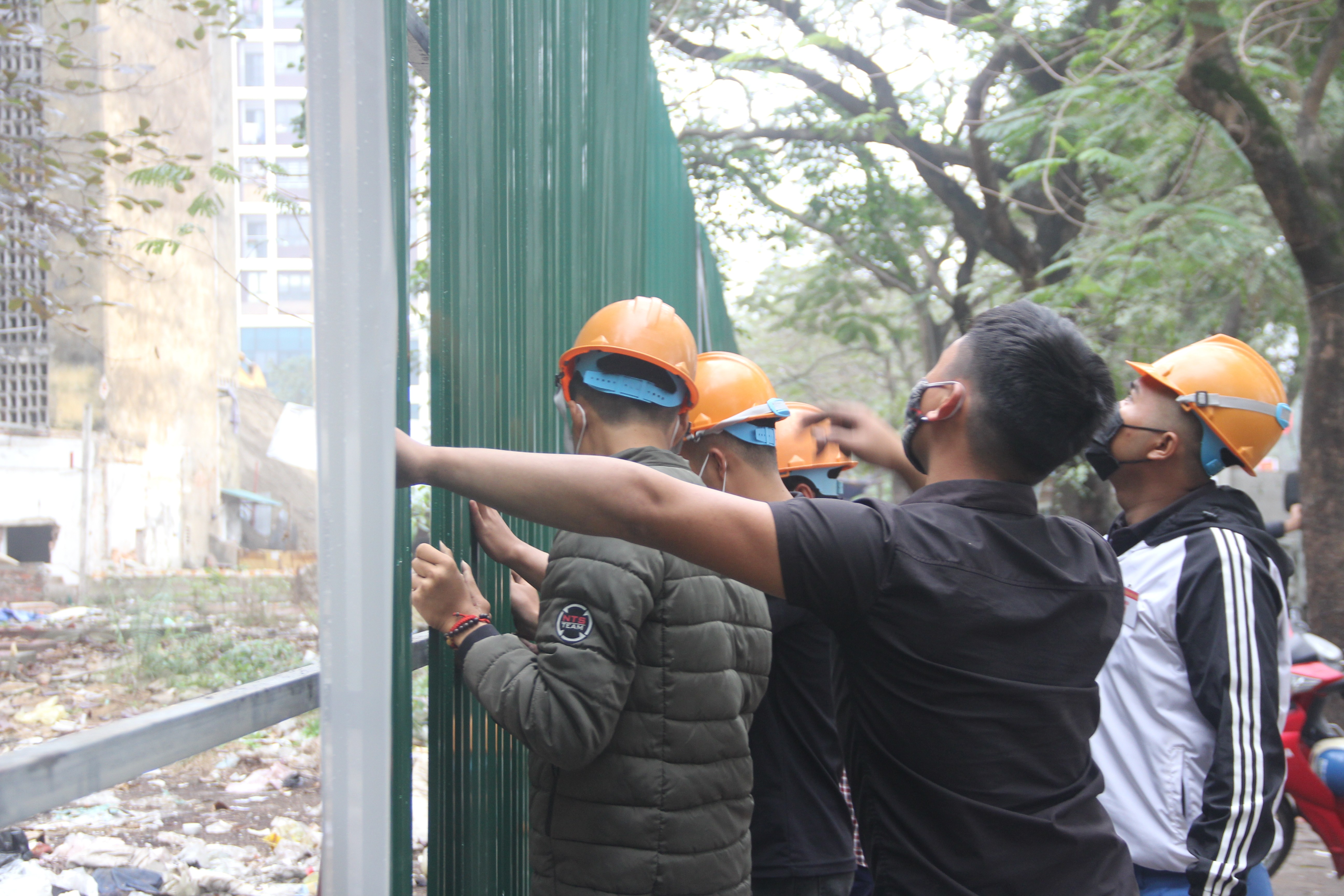 Tin nhanh - Nghệ An: Cưỡng chế phá dỡ chung cư hơn 40 năm tuổi sắp sập (Hình 4).