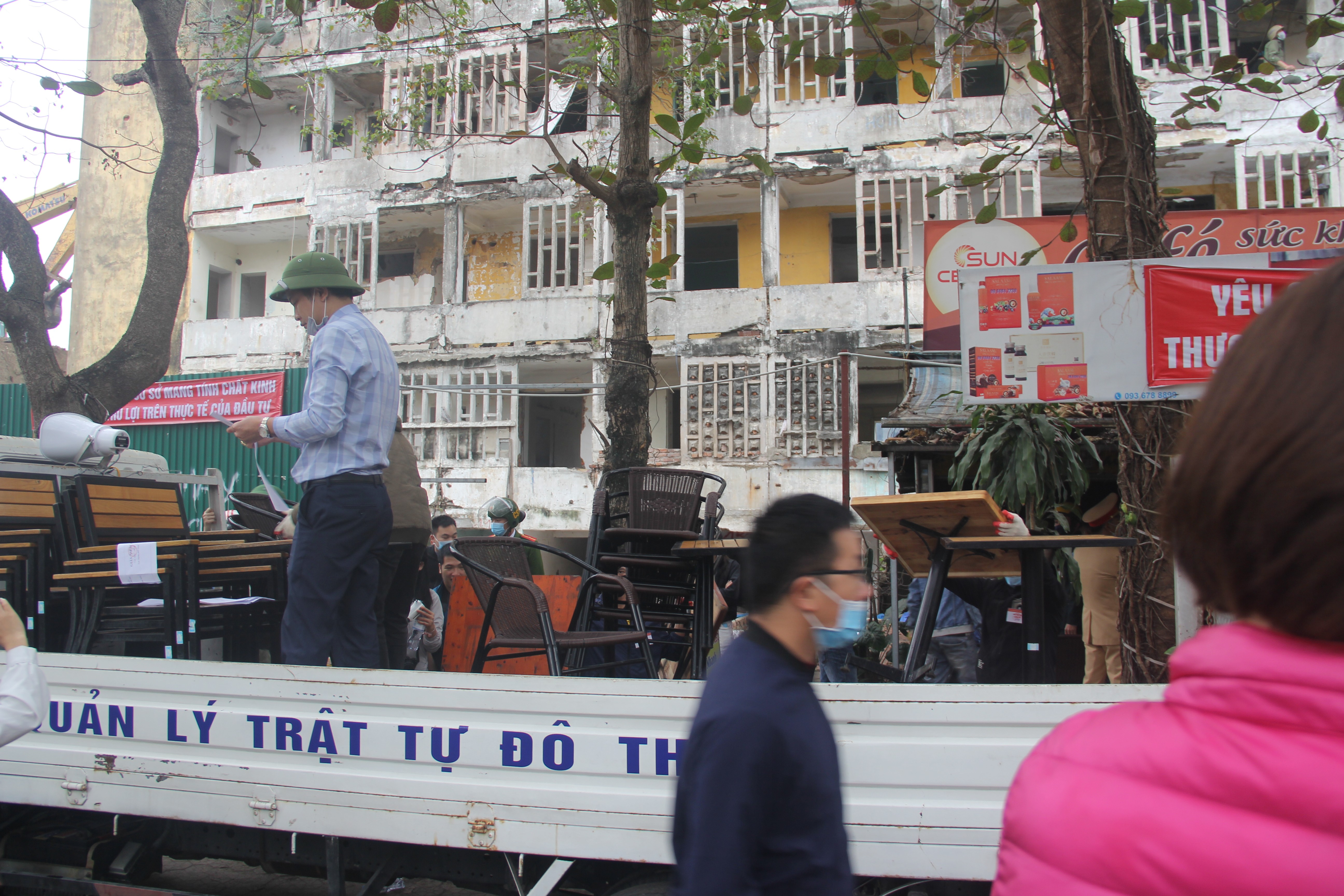 Tin nhanh - Nghệ An: Cưỡng chế phá dỡ chung cư hơn 40 năm tuổi sắp sập (Hình 9).