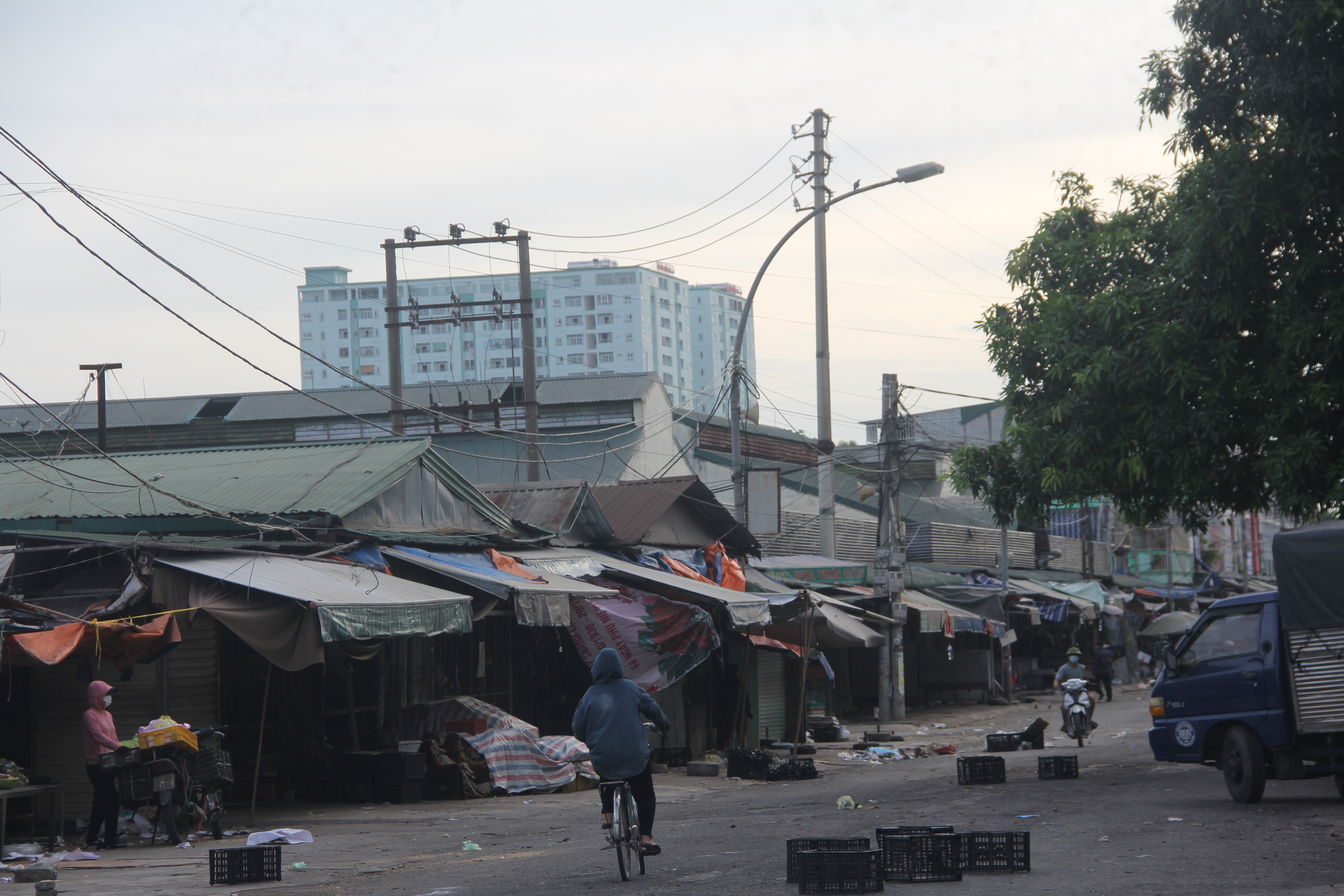 Sự kiện - Nghệ An: Chưa rõ nguồn lây của các tiểu thương chợ đầu mối dương tính với COVID-19 (Hình 2).