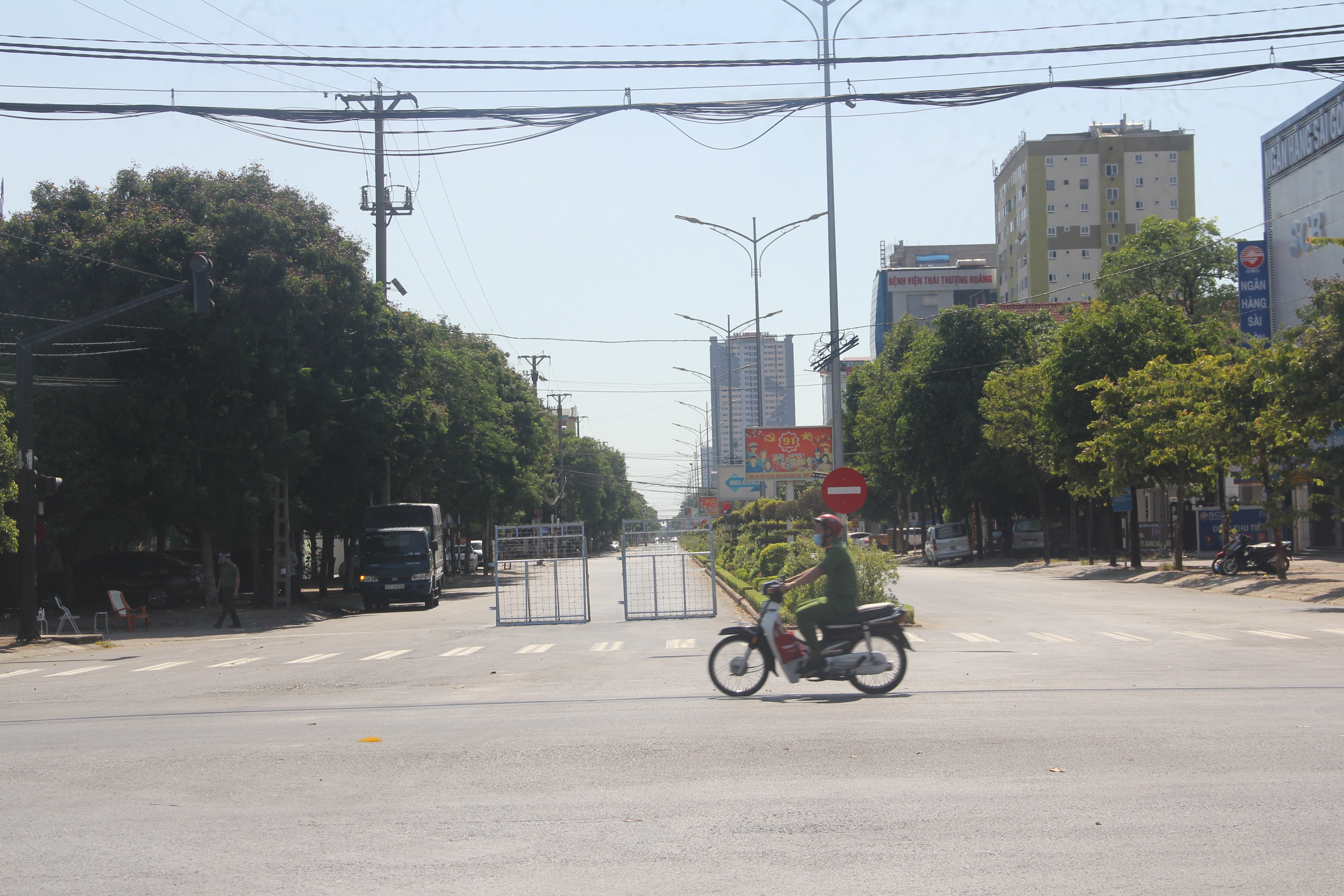 Dân sinh - Nghệ An: Toàn cảnh Tp.Vinh ngày đầu giãn cách xã hội đặc biệt  (Hình 6).