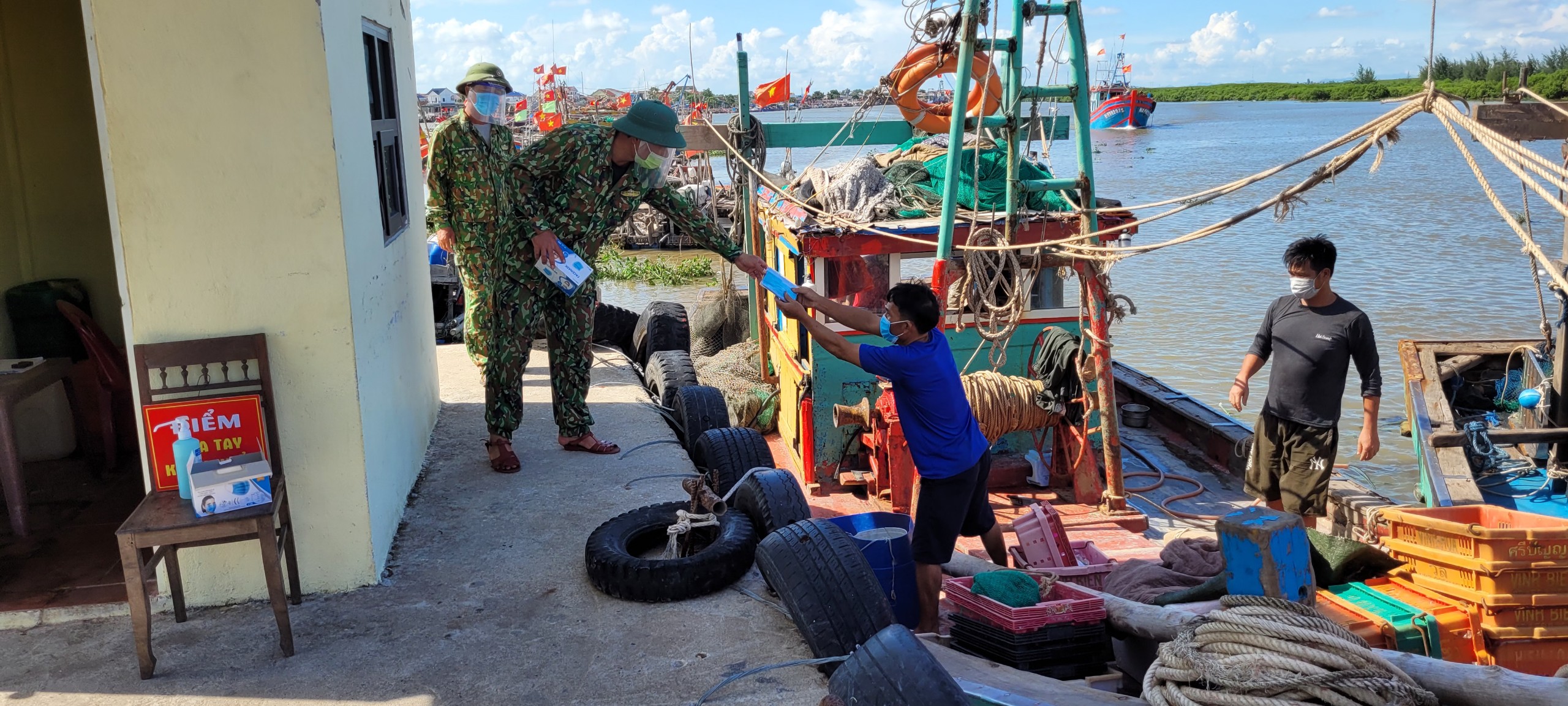 Bĩnh tĩnh sống - Xúc động mùa giãn cách: Áo xanh bộ đội trên cánh đồng vàng (Hình 9).