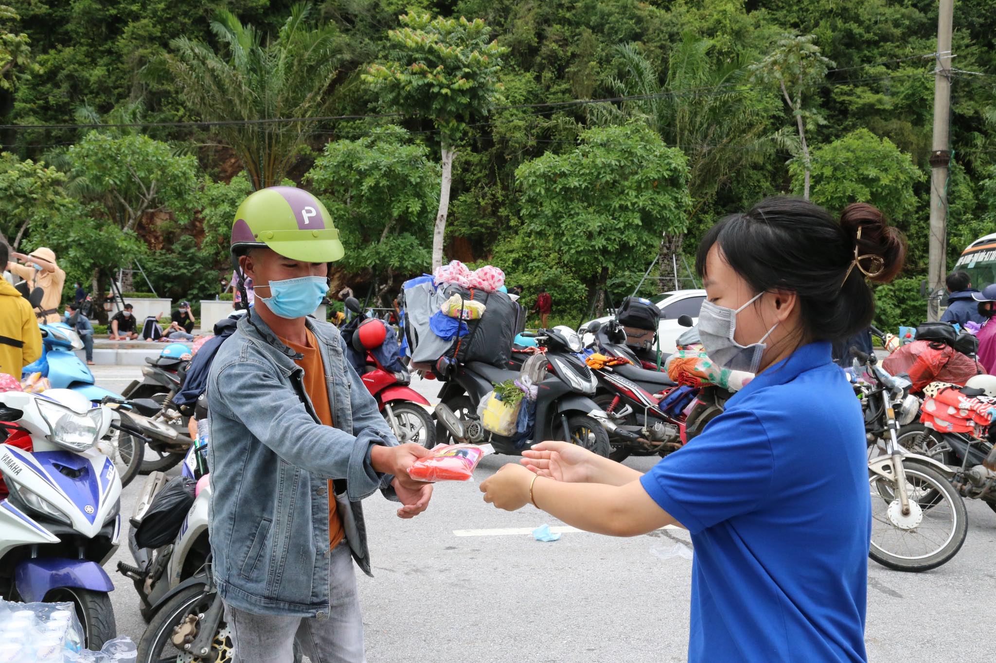 Dân sinh - Ấm lòng những suất quà cho hàng nghìn người hồi hương tránh dịch (Hình 5).