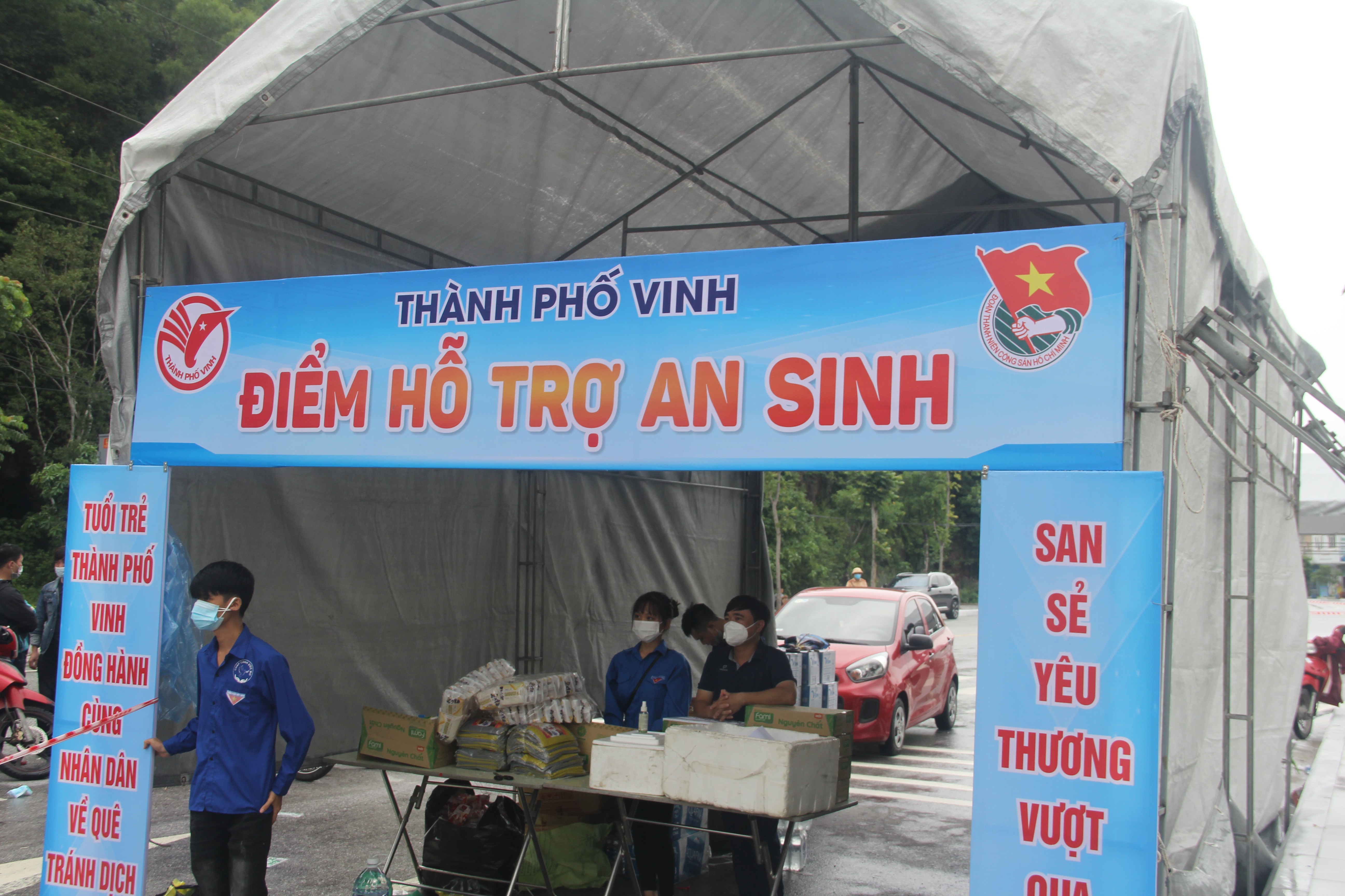 Bình tĩnh sống - Trạm tiếp sức những đoàn người hồi hương tự phát bằng xe máy (Hình 2).