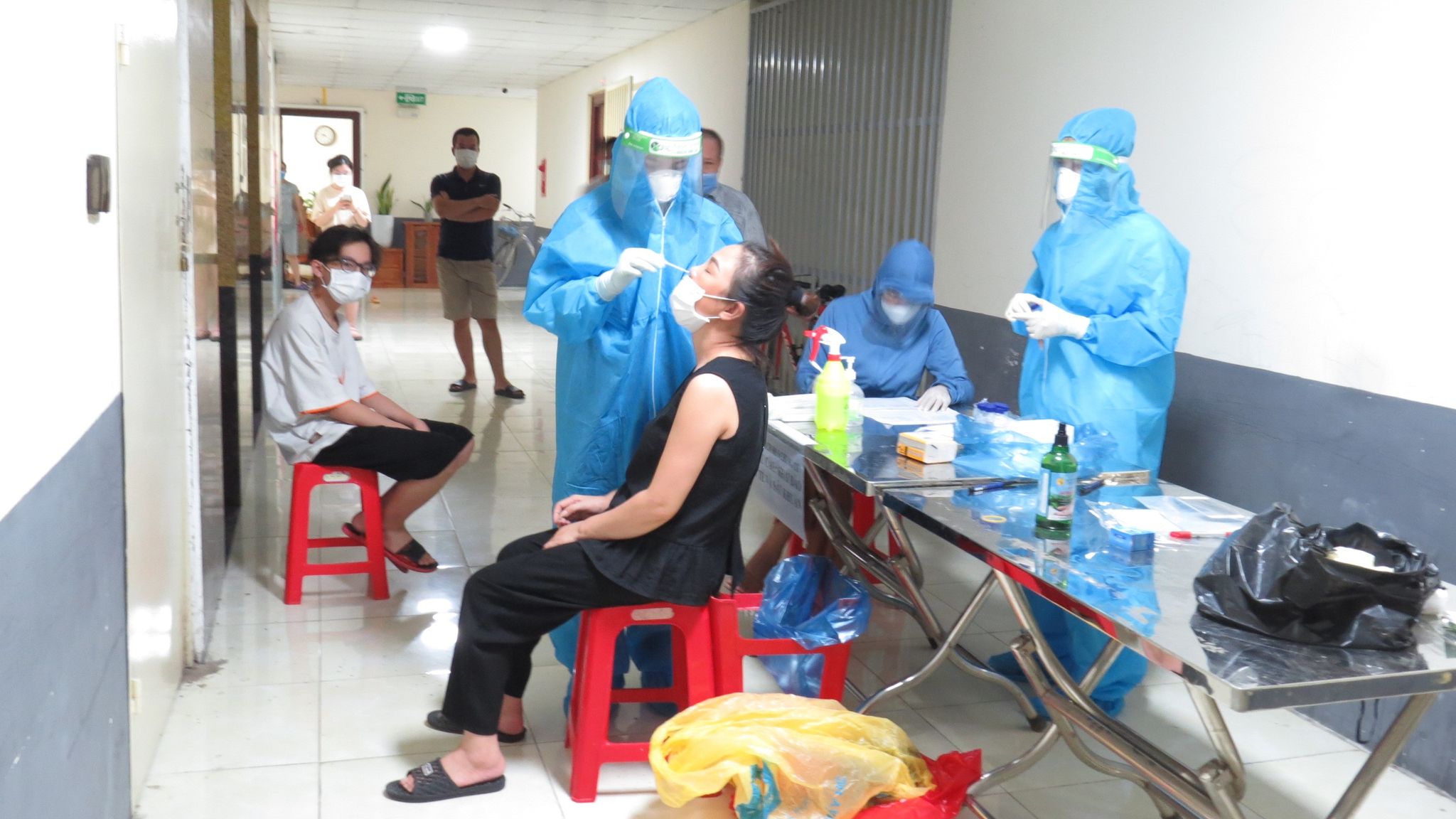 Sự kiện - Nghệ An thêm 34 ca nhiễm, lấy mẫu xét nghiệm hàng nghìn người dân