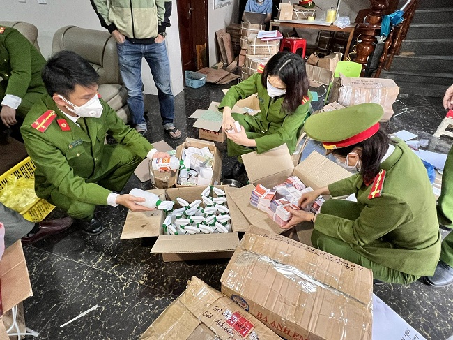 An ninh - Hình sự - Nghệ An:Thu giữ gần 1600 chai xịt khuẩn tay, gần 2000 chai dầu gió giả (Hình 2).