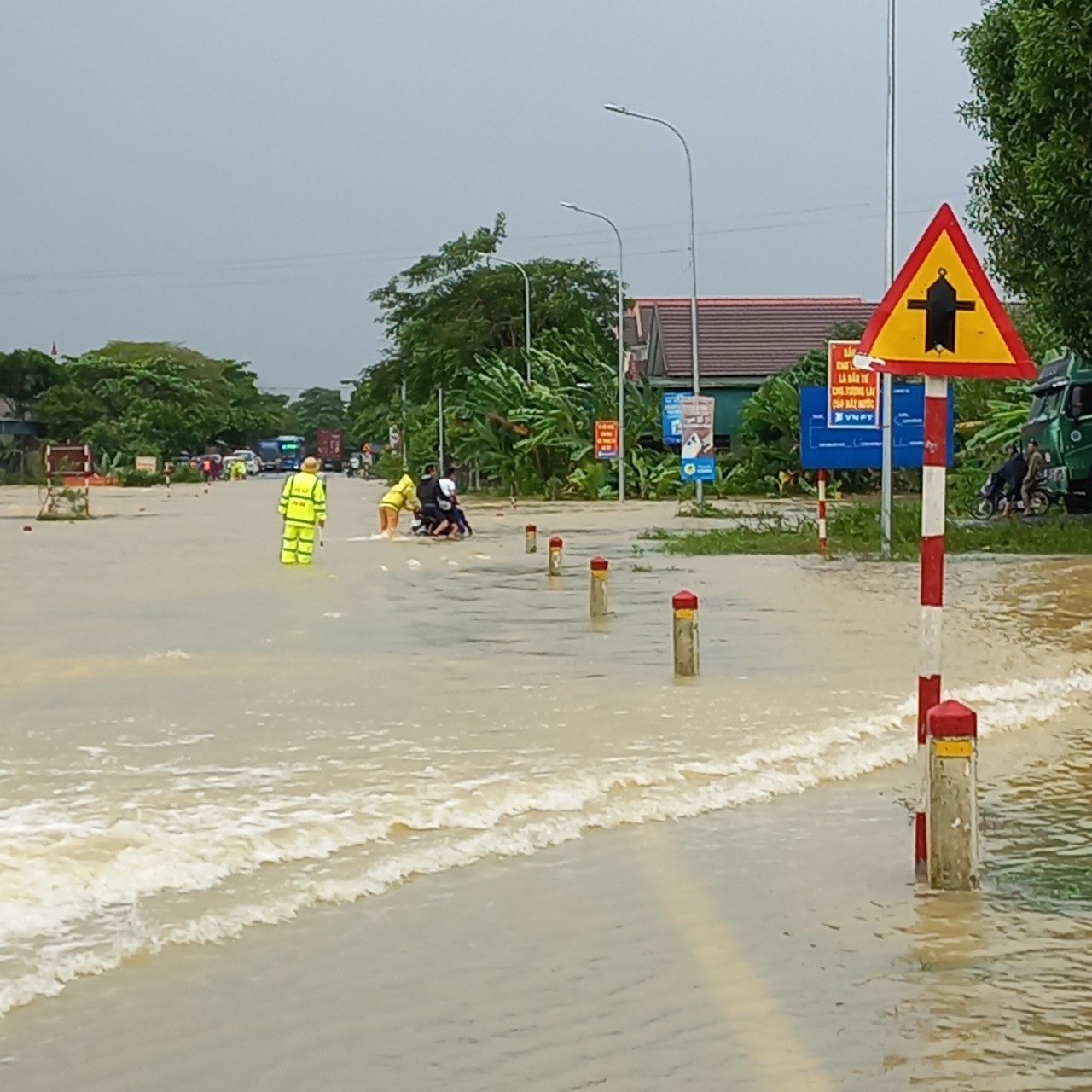 Sự kiện - Lực lượng công an dầm mình giúp dân khắc phục hậu quả mưa bão