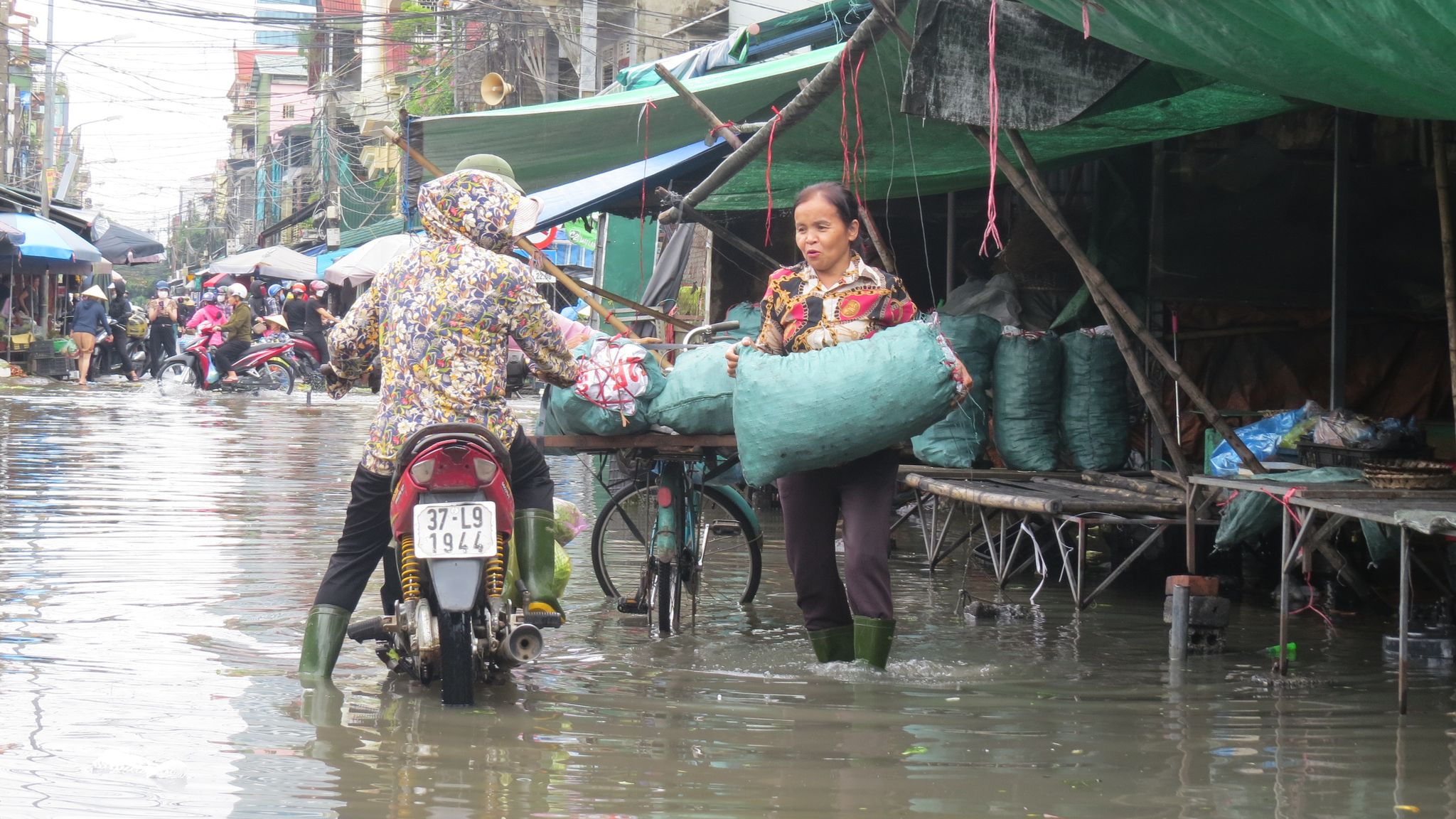 Dân sinh - Chợ Vinh ngập sâu sau mưa lớn, tiêu thương trắng đêm chuyển hàng (Hình 4).