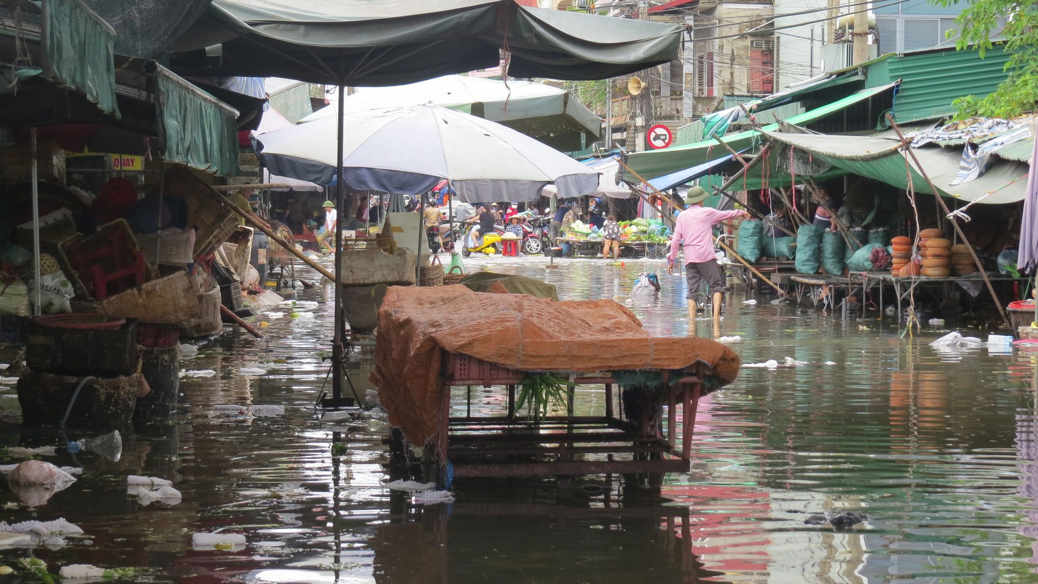 Dân sinh - Chợ Vinh ngập sâu sau mưa lớn, tiêu thương trắng đêm chuyển hàng