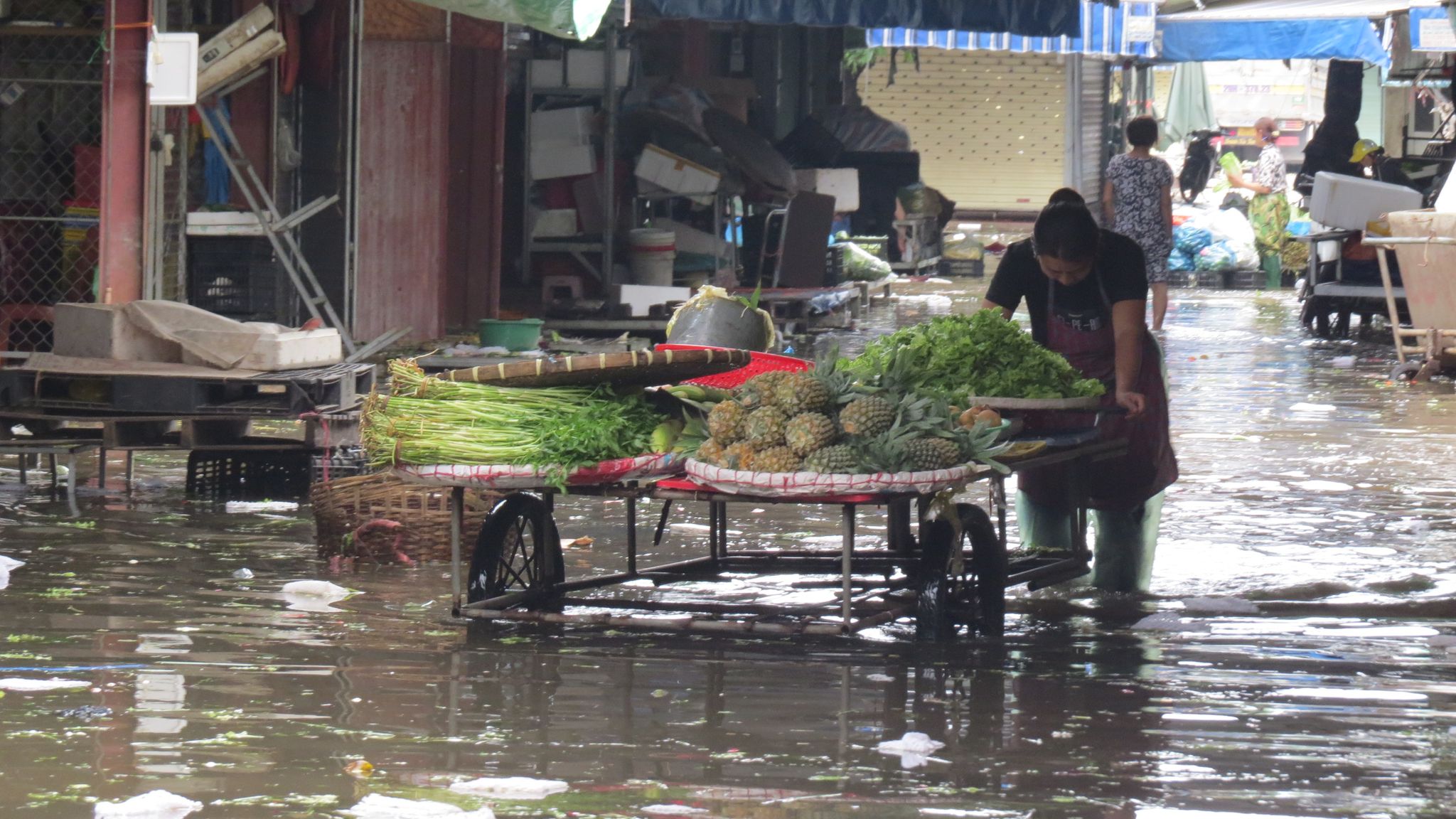 Dân sinh - Chợ Vinh ngập sâu sau mưa lớn, tiêu thương trắng đêm chuyển hàng (Hình 5).