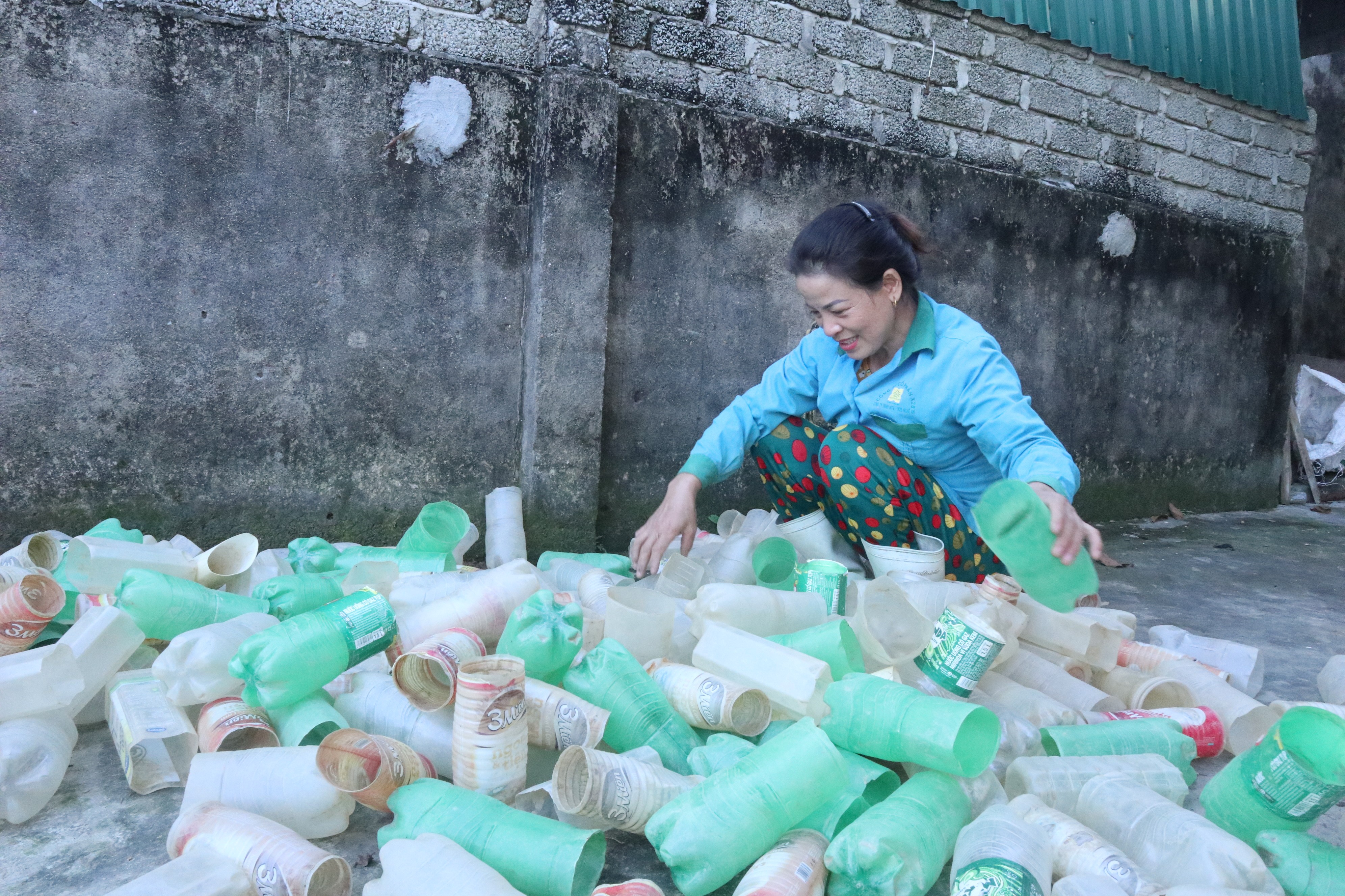 Dân sinh - Theo chân nông dân dùng 'tuyệt chiêu' bẫy cáy bằng thính