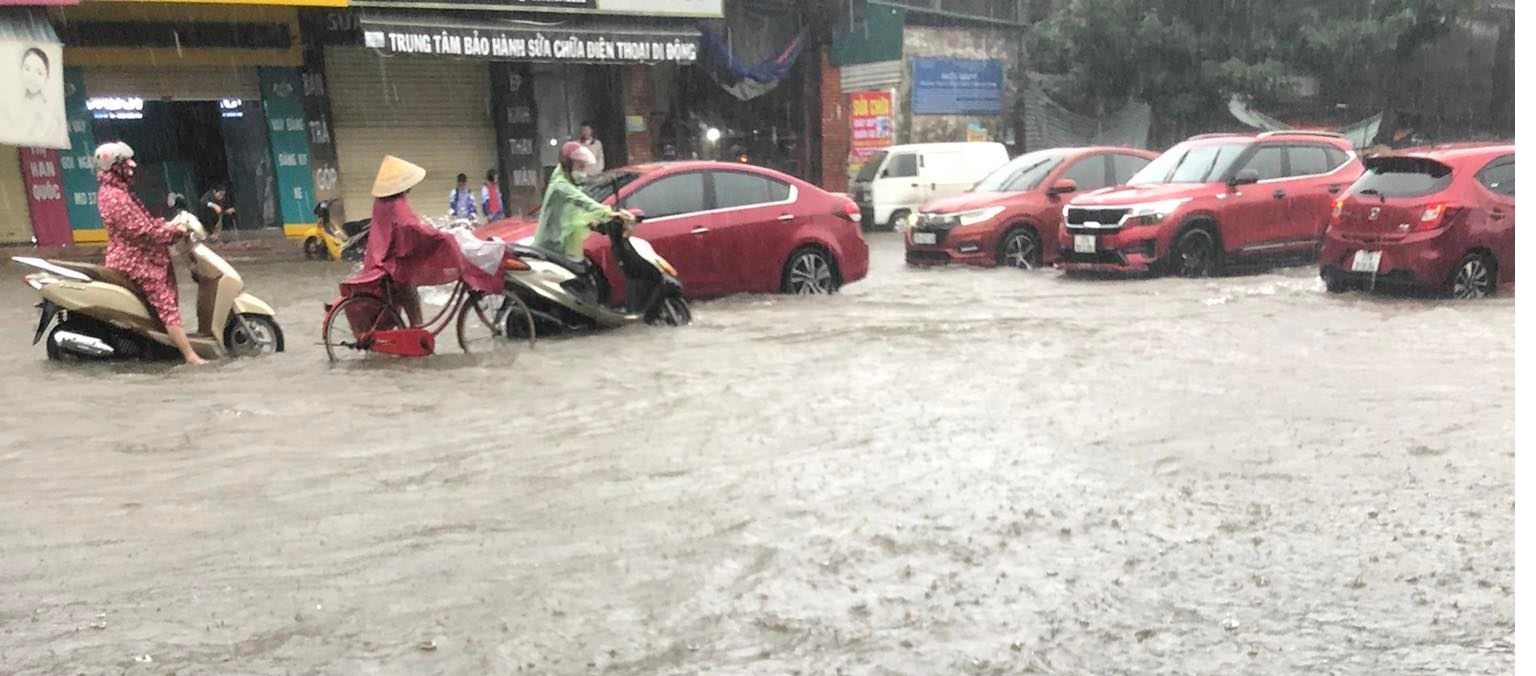 Dân sinh - Mưa lớn kéo dài nhiều tuyến đường ở Tp.Vinh bị ngập nặng (Hình 8).