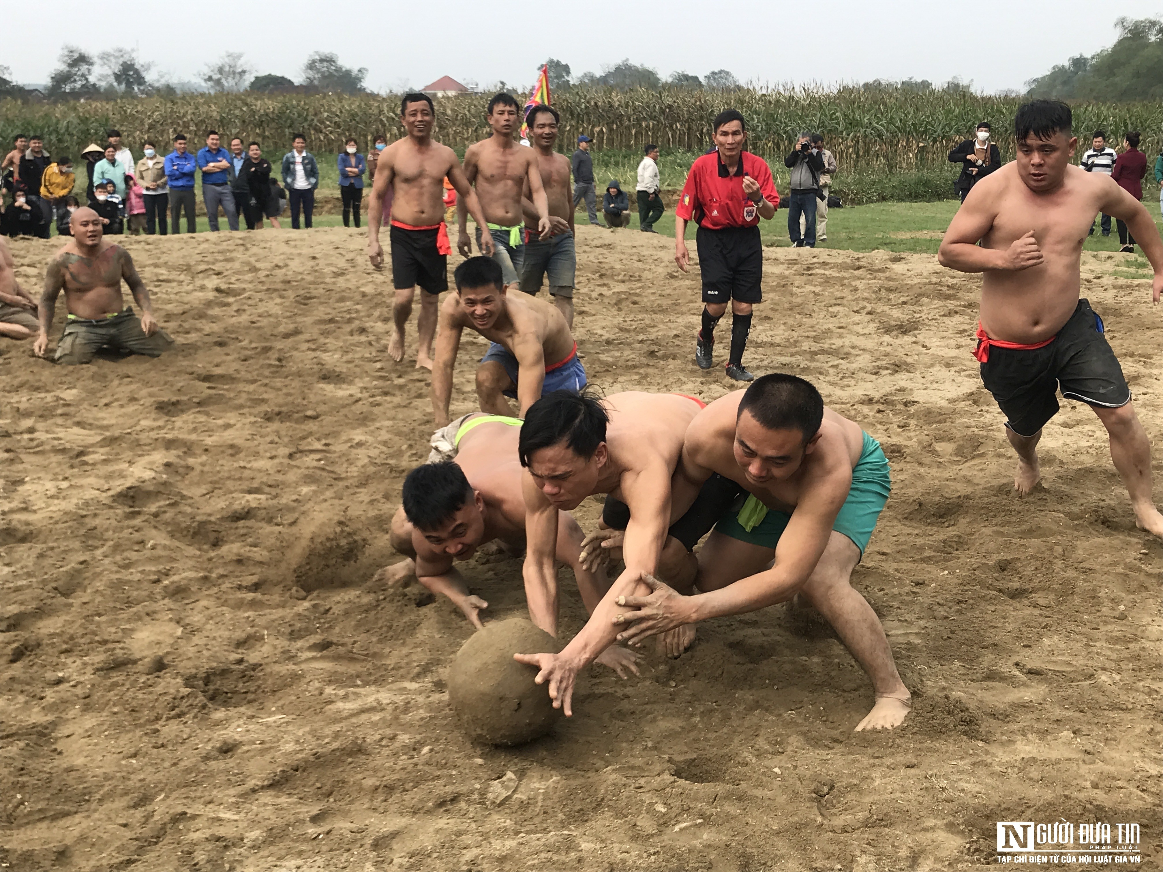 Văn hoá - Kịch tính những pha tranh quả cù nặng cả yến của trai làng lực lưỡng (Hình 9).