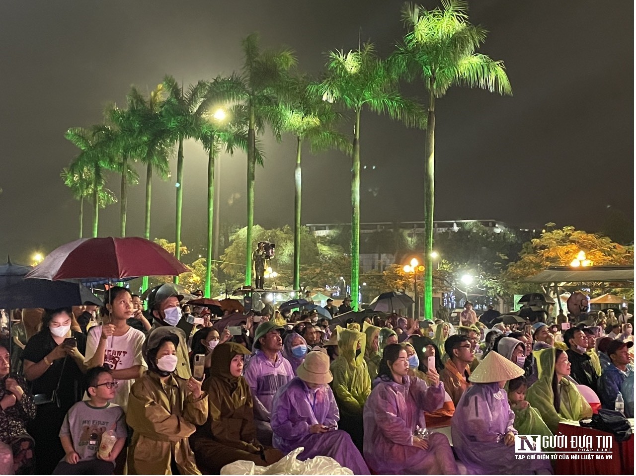 Sự kiện - Người dân đội mưa đến xem chương trình nghệ thuật 'Người mẹ làng Sen' (Hình 8).