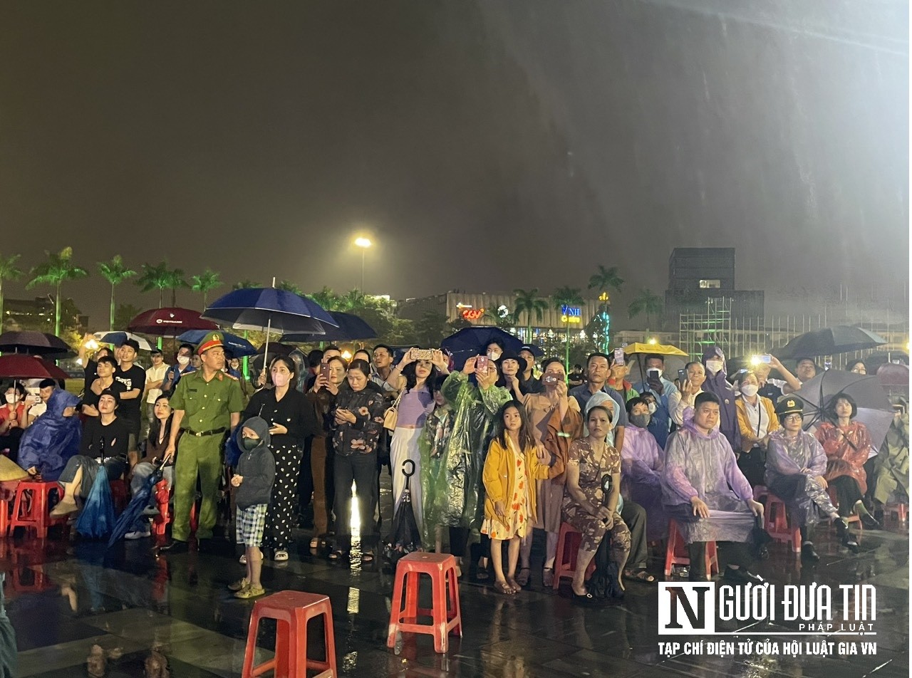 Sự kiện - Người dân đội mưa đến xem chương trình nghệ thuật 'Người mẹ làng Sen' (Hình 9).