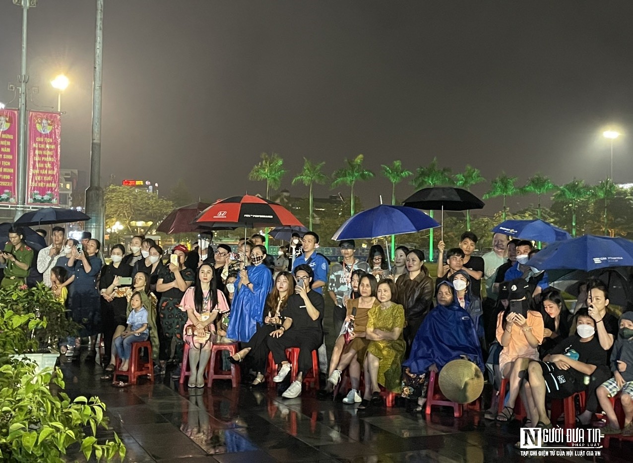 Sự kiện - Người dân đội mưa đến xem chương trình nghệ thuật 'Người mẹ làng Sen' (Hình 10).