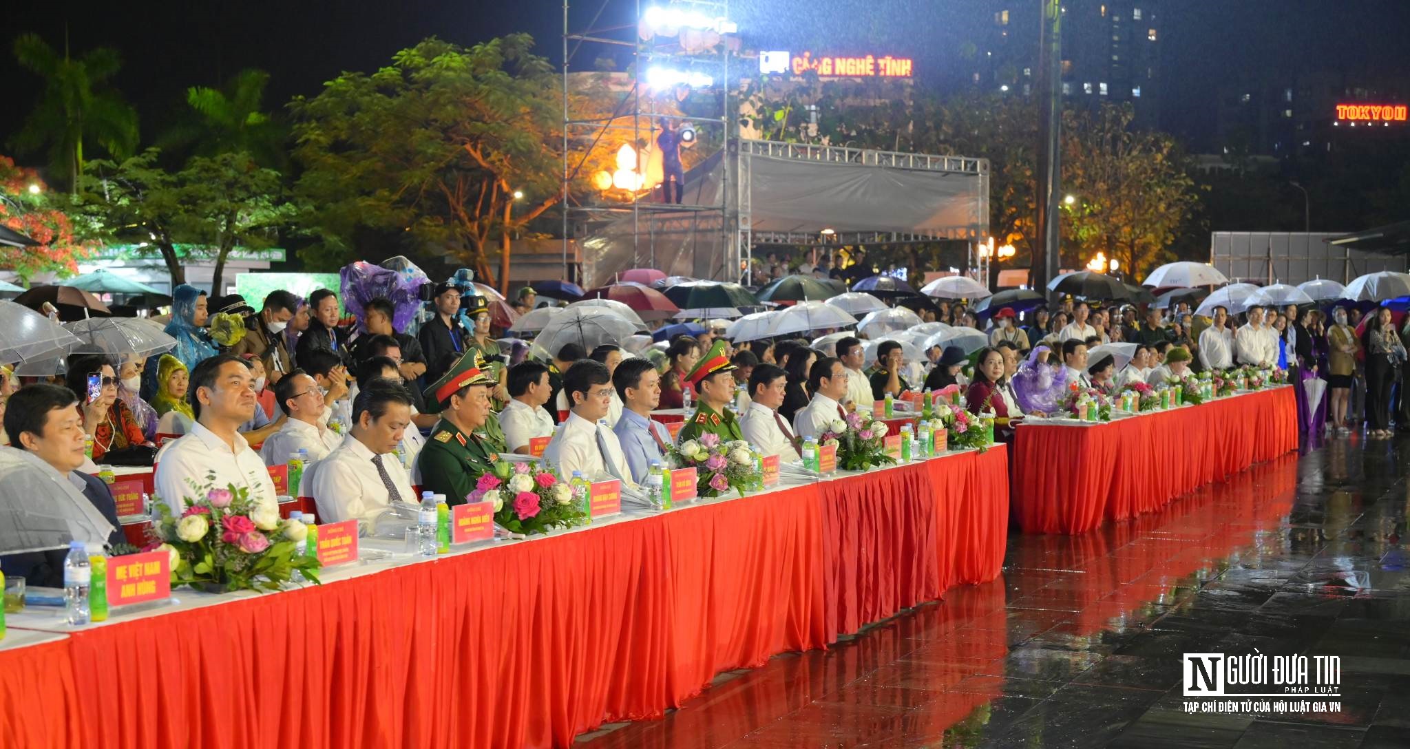 Sự kiện - Người dân đội mưa đến xem chương trình nghệ thuật 'Người mẹ làng Sen'