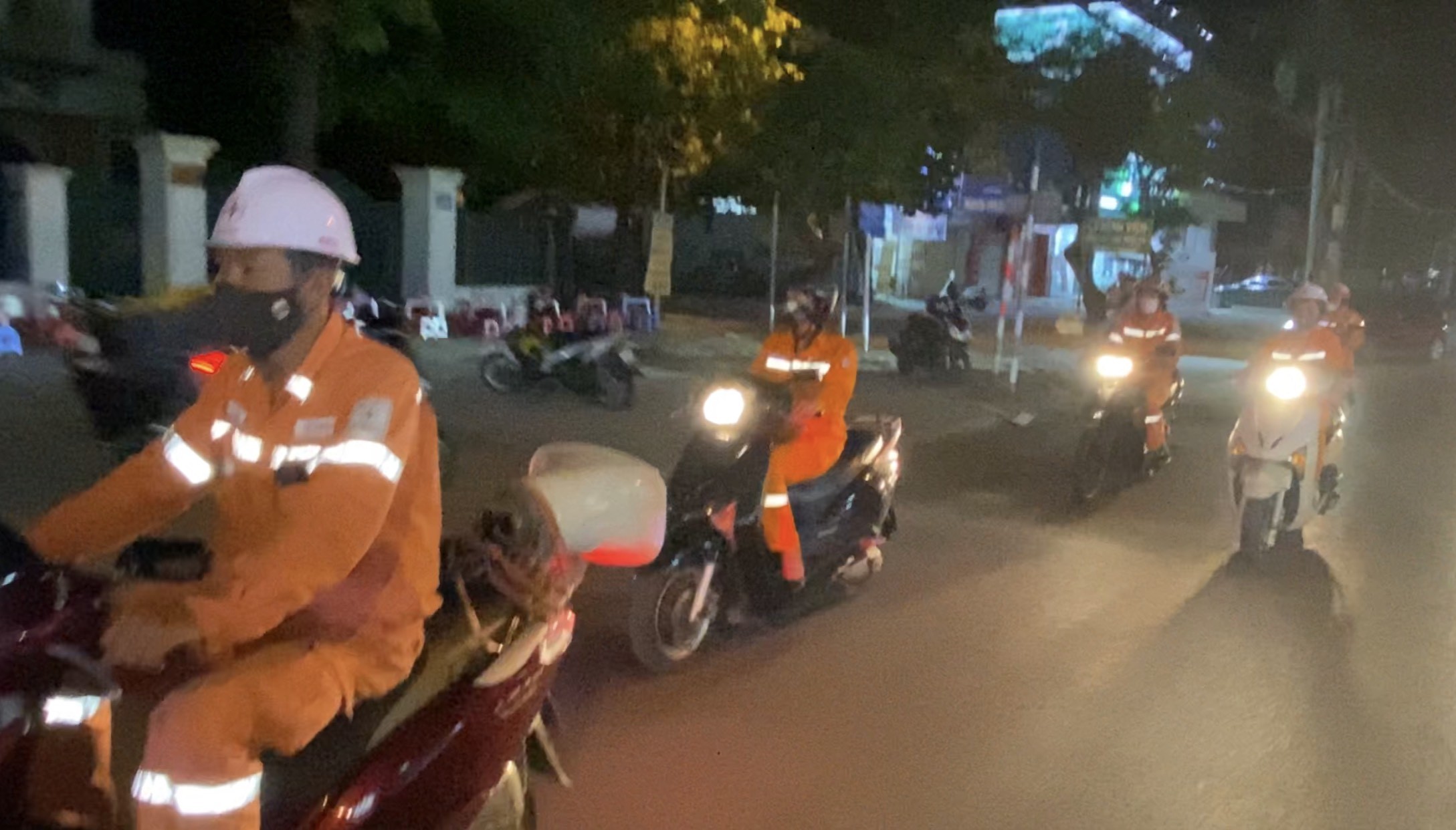 Dân sinh - Nghệ An: Nhân viên điện lực kêu gọi người dân tiết kiệm điện trong đêm (Hình 10).