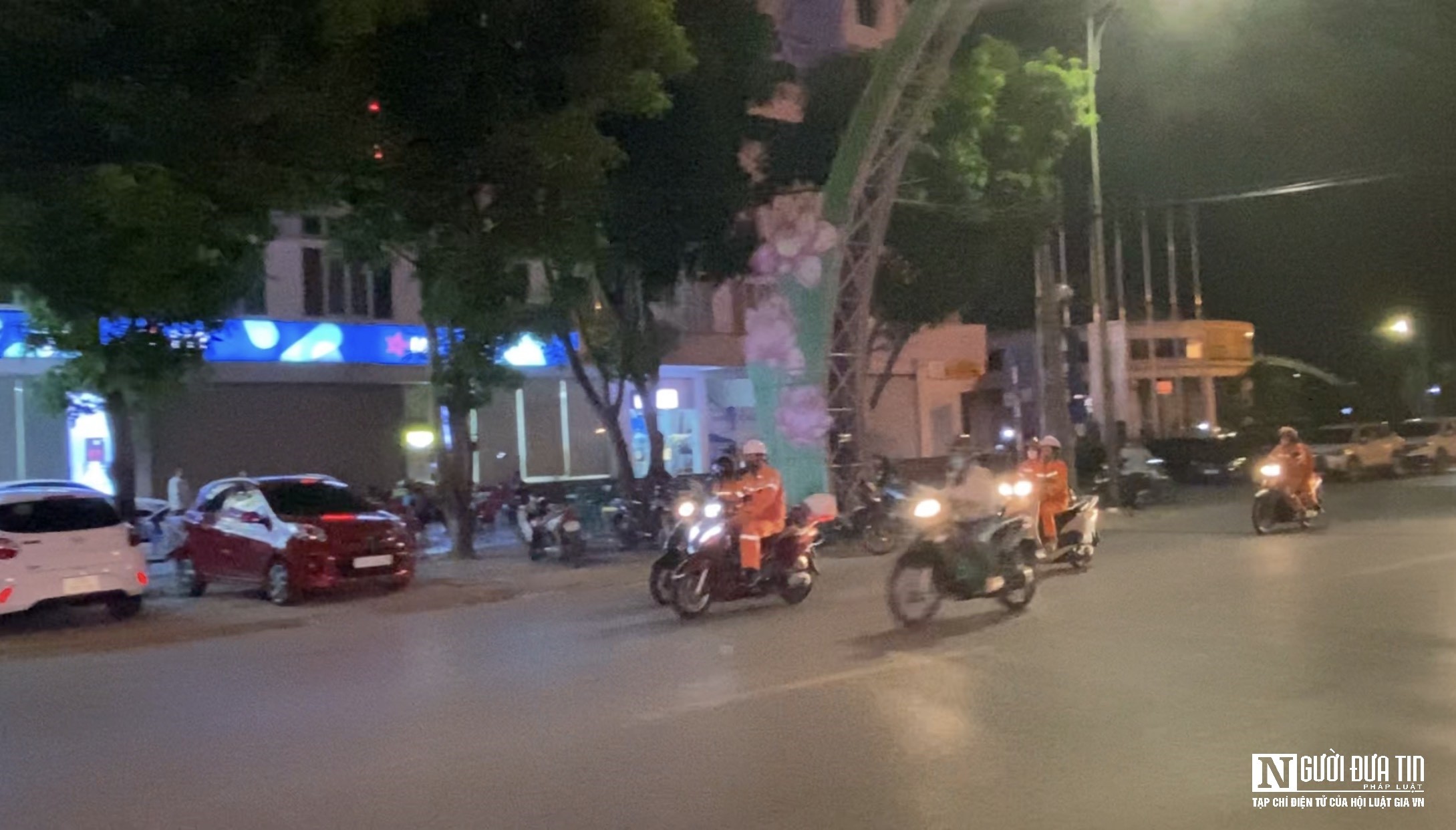 Dân sinh - Nghệ An: Nhân viên điện lực kêu gọi người dân tiết kiệm điện trong đêm (Hình 3).