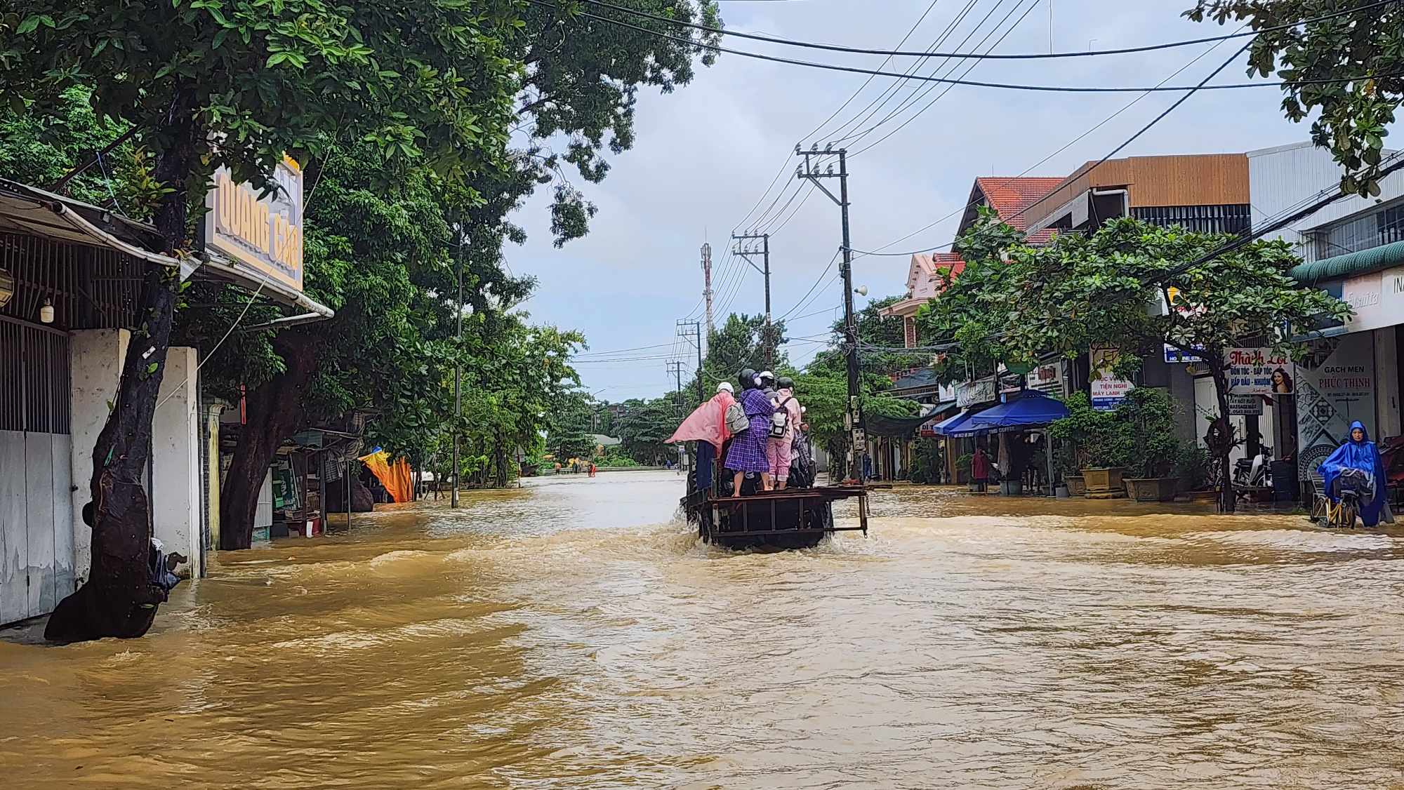 Dân sinh - Thừa Thiên - Huế: Mưa lũ ngập sâu,  học sinh phải nghỉ học thêm 2 ngày (Hình 7).