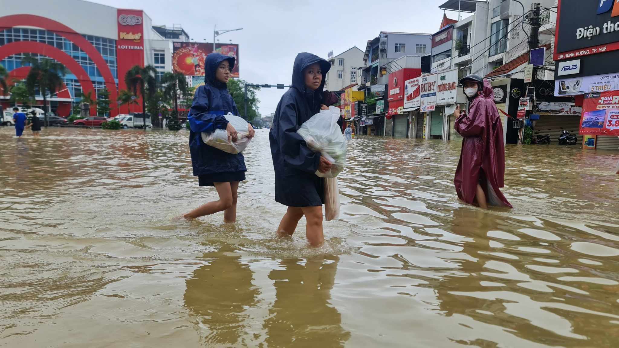 Dân sinh - Thừa Thiên - Huế: Mưa lũ ngập sâu,  học sinh phải nghỉ học thêm 2 ngày (Hình 6).