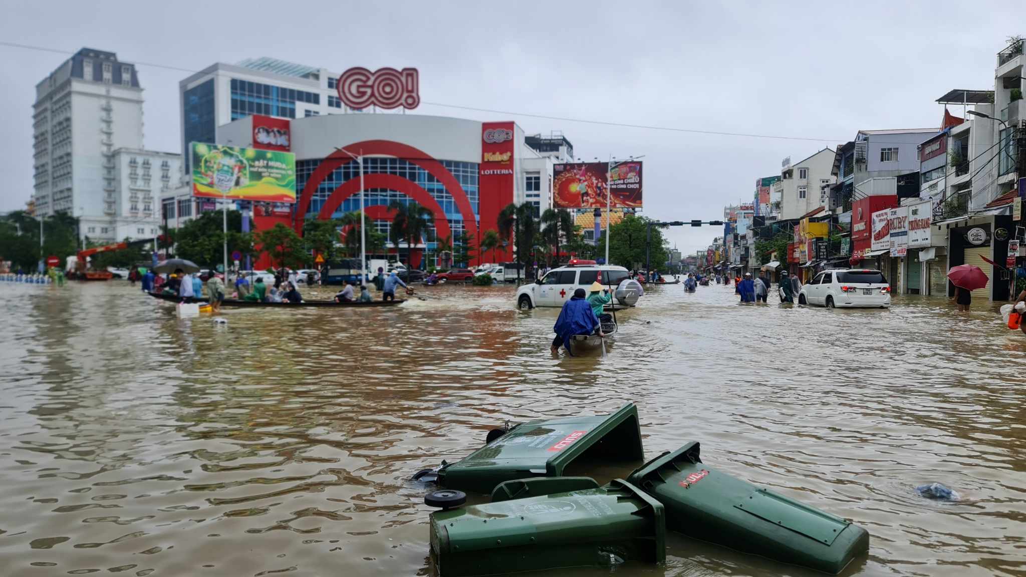 Dân sinh -  Mưa lớn kéo dài, xứ Huế chìm trong biển nước (Hình 4).