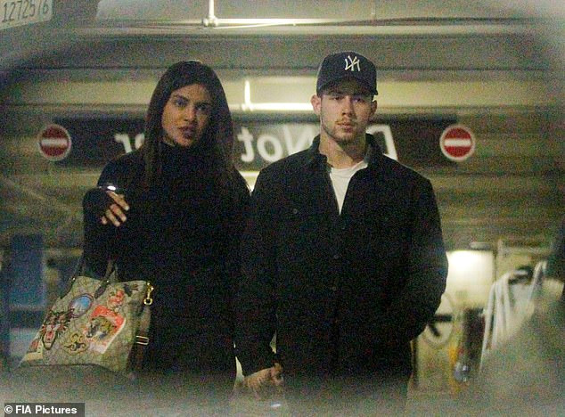 Giải trí - Nick Jonas hôn say đắm Priyanka Chopra dù chỉ tạm xa nhau  cuối tuần