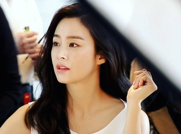 Giải trí - Mang bầu ở tuổi 39, Kim Tae Hee vẫn xinh đẹp và chăm chỉ kiếm tiền