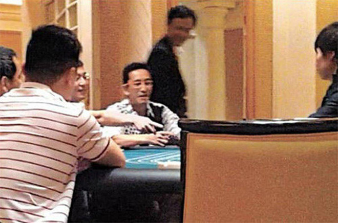Ngôi sao - Tài tử 'Ỷ Thiên Đồ Long Ký': Tan nát sự nghiệp vì cờ bạc, qua đêm với gái mại dâm    (Hình 7).