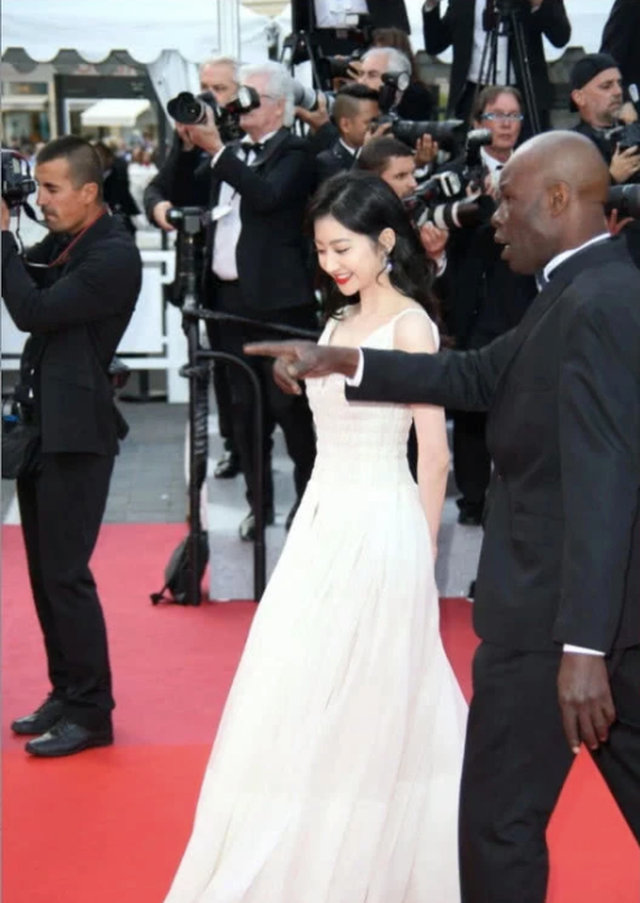 Giải trí - LHP Cannes 2019 và những 'trò lố' trên thảm đỏ (Hình 4).