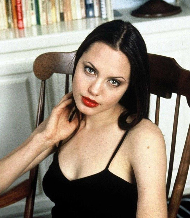 Giải trí - Angelina Jolie từng có một thời nhan sắc đầy đặn quyến rũ  (Hình 6).