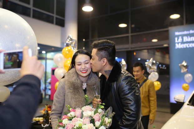Giải trí - Những quý ông nổi tiếng yêu chiều vợ bậc nhất Vbiz (Hình 8).