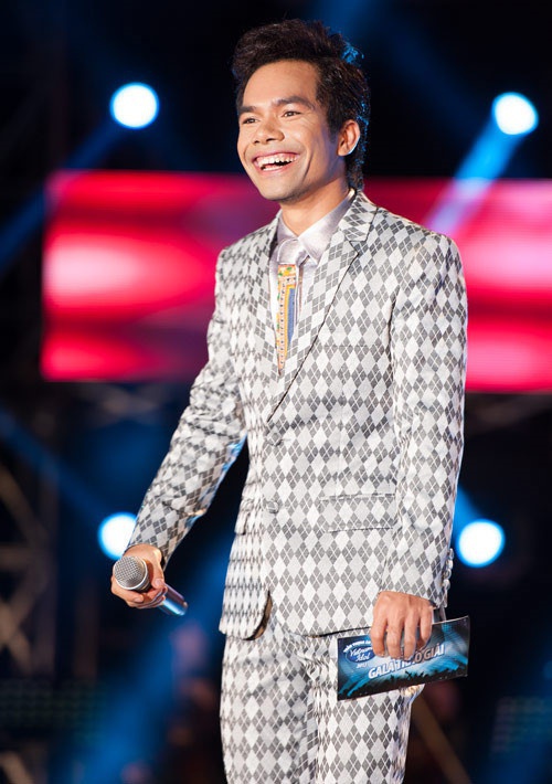 Giải trí - Cùng trong top 6 Vietnam Idol 2012 nhưng người thì nổi tiếng, người về quê chăn lợn