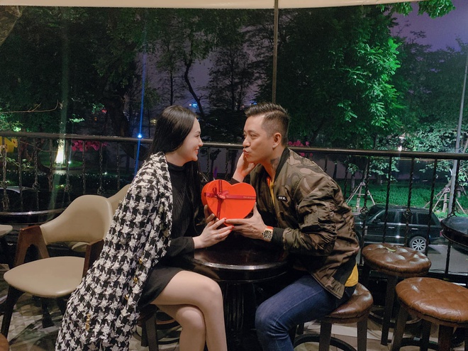 Giải trí - Sao Việt khoe hàng hiệu, hoa hồng và những lời chúc ngọt ngào được tặng ngày Valentine (Hình 3).