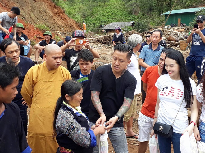 Giải trí - Thuỷ Tiên, Công Vinh và những cặp sao Việt chăm làm từ thiện (Hình 4).