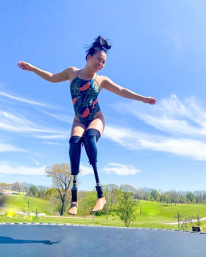 Đời sống - Khâm phục cô gái gốc Việt mất 2 chân trở thành vận động viên bơi lội