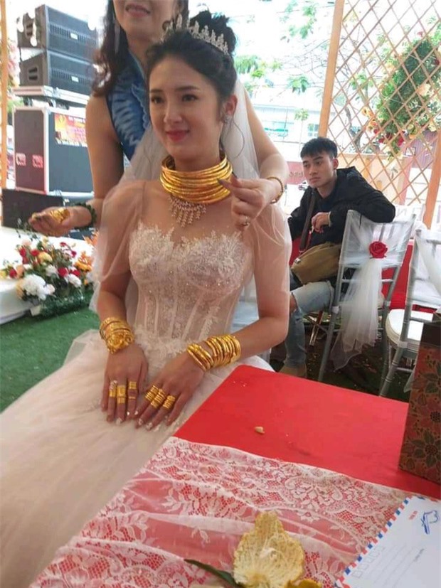Đời sống - Nổi sóng mạng: Cô dâu Sóc Trăng gây sốt khi đeo vàng trĩu cổ vào ngày cưới  (Hình 5).