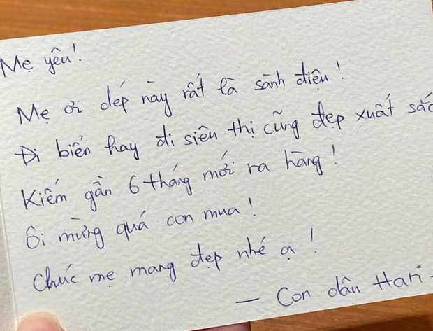 Giải trí - Đôi dép lê hàng hiệu Hari Won tặng mẹ chồng 'đặc biệt' thế nào? (Hình 2).