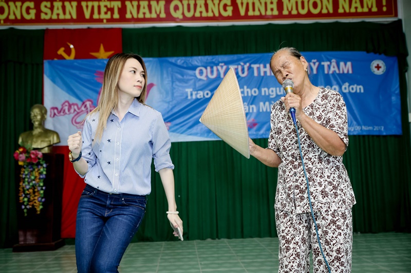 Giải trí - Mỹ Tâm chân đất, ngồi bệt vệ đường trò chuyện với các cụ già  (Hình 6).