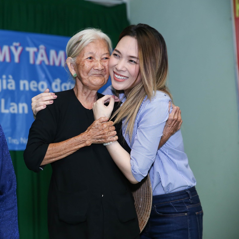 Giải trí - Mỹ Tâm chân đất, ngồi bệt vệ đường trò chuyện với các cụ già  (Hình 4).