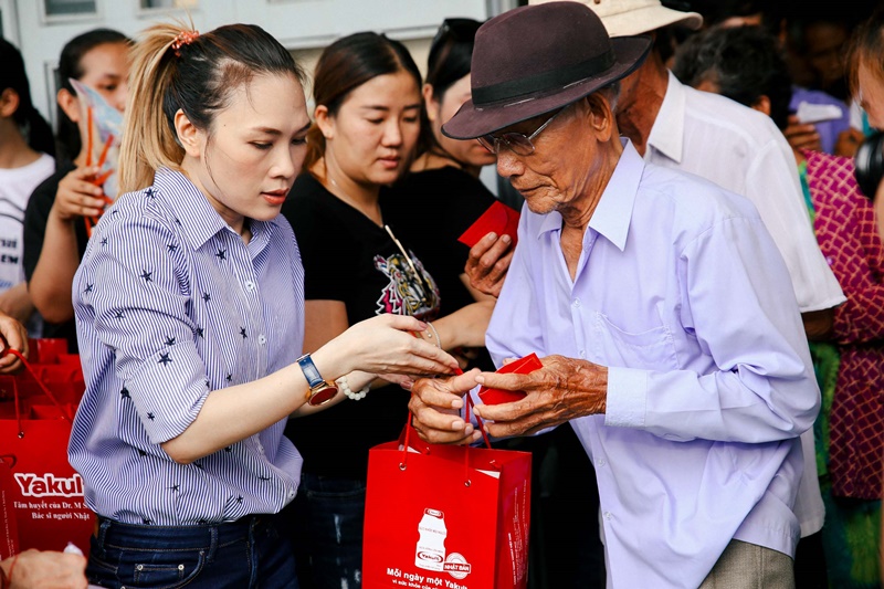 Giải trí - Mỹ Tâm chân đất, ngồi bệt vệ đường trò chuyện với các cụ già 