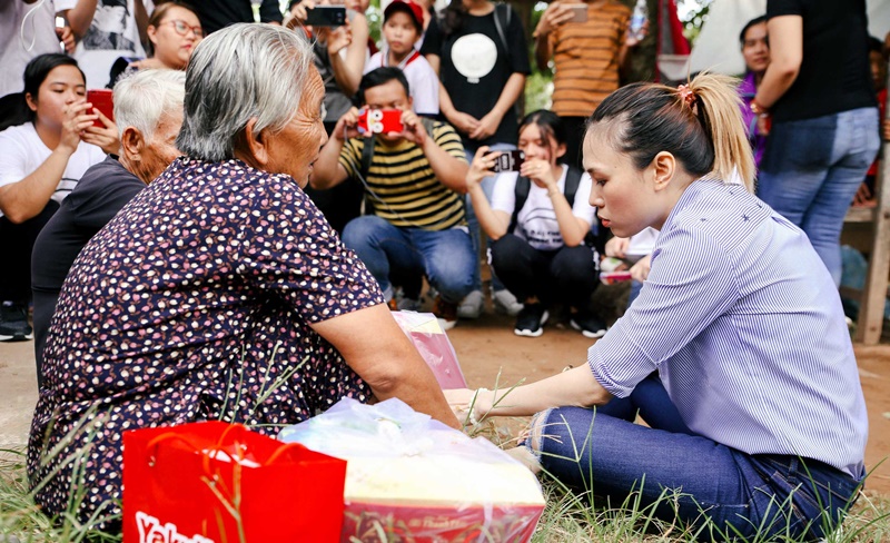 Giải trí - Mỹ Tâm chân đất, ngồi bệt vệ đường trò chuyện với các cụ già  (Hình 8).