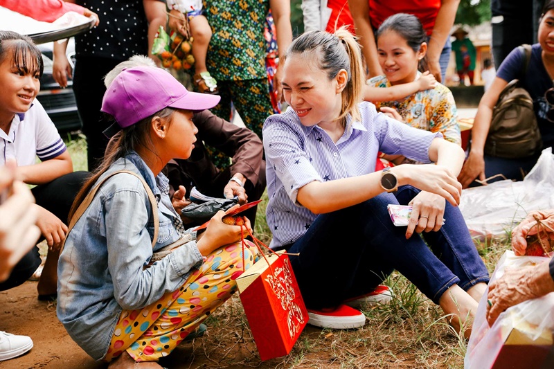 Giải trí - Mỹ Tâm chân đất, ngồi bệt vệ đường trò chuyện với các cụ già  (Hình 10).