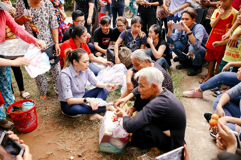 Giải trí - Mỹ Tâm chân đất, ngồi bệt vệ đường trò chuyện với các cụ già  (Hình 7).